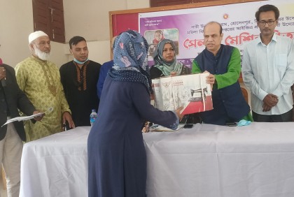 হোসেনপুরে নারী উদ্যোক্তাদের মাঝে সেলাই মেশিন বিতরণ