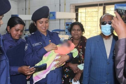 ময়লার স্তুপ থেকে নবজাতক উদ্ধার, মাসহ গ্রেফতার ৩ 