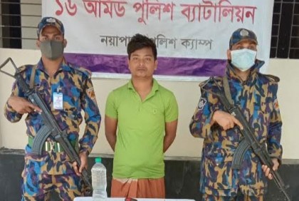 টেকনাফে অস্ত্র ও মদসহ আটক ১