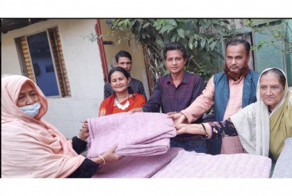 নোয়াখালীতে বয়স্ক অসহায় মহিলাদের মাঝে শীতবস্ত্র বিতরণ