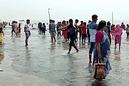 পর্যটকদের পদচারণায় মুখর কুয়াকাটা সৈকত 