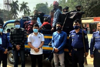 পিকআপে উচ্চ শব্দে গান বাজিয়ে নাচানাচি, অতঃপর...