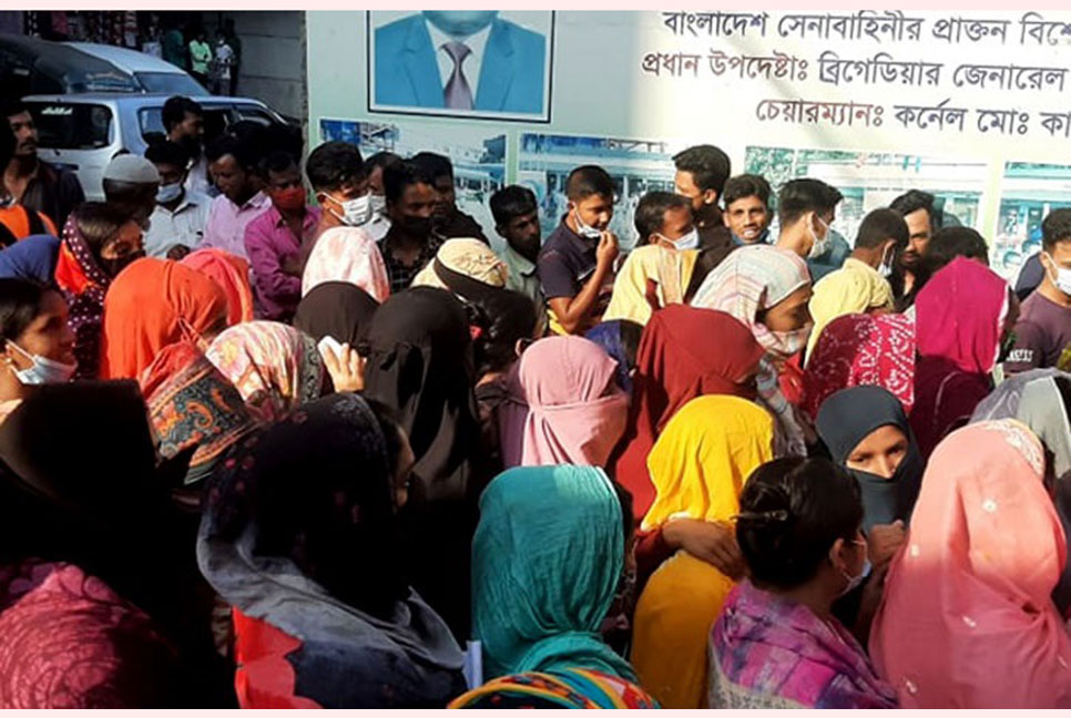 চট্টগ্রামে করোনার টিকা গ্রহণে বিশৃঙ্খলা-ভোগান্তি