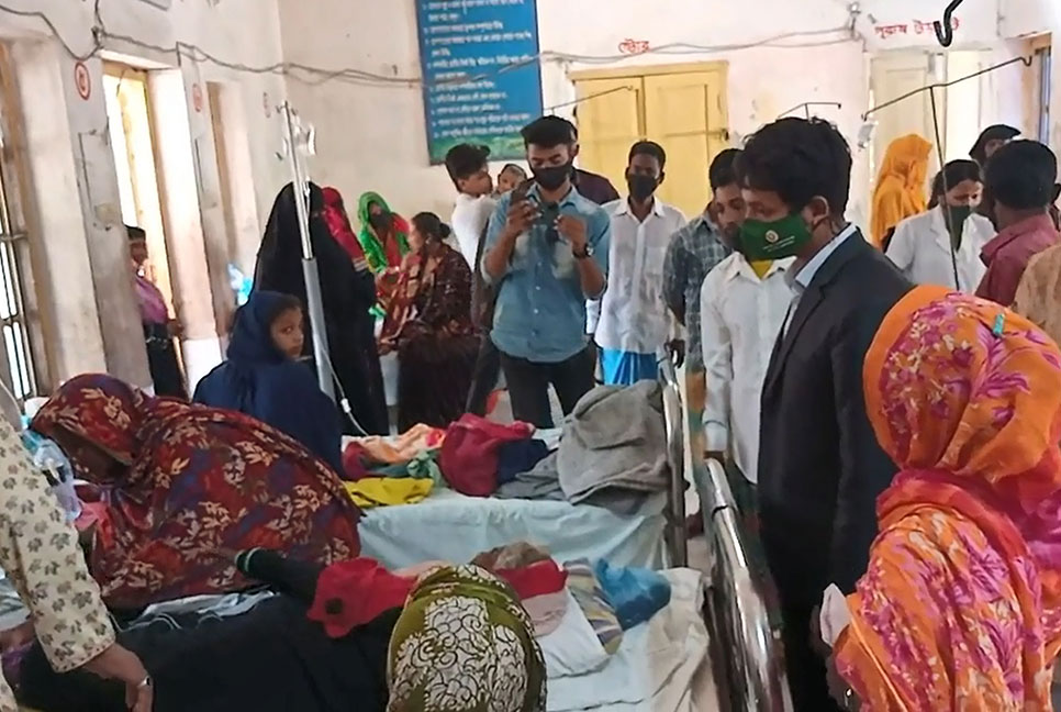 ভোলায় টিকা নিতে এসে রেলিং ভেঙে আহত ২০