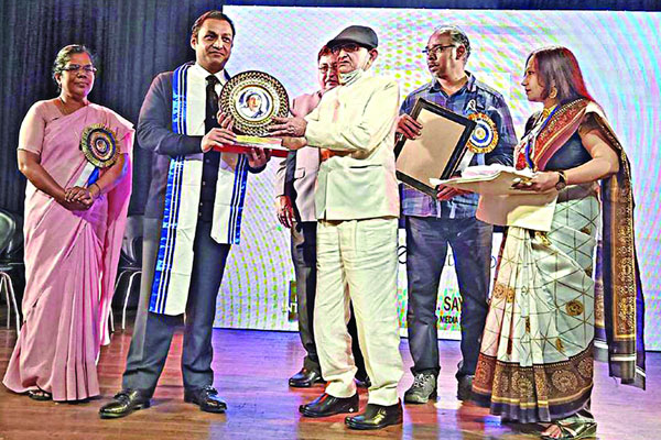 মাদার তেরেসা অ্যাওয়ার্ড পেলেন বসুন্ধরা গ্রুপের এমডি