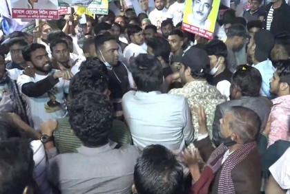 বরিশালে মেয়রের উপস্থিতিতে বাস মালিক দুই গ্রুপের হাতাহাতি