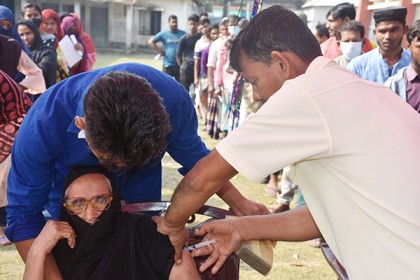 রাজবাড়ীর টিকাকেন্দ্র গুলোতে উপচে পড়া ভিড়