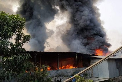 খুলনায় কাঁচাবাজারে ভয়াবহ অগ্নিকাণ্ড, ২৬ ঘর পুড়ে ছাই
