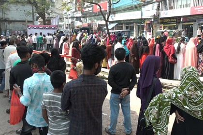 বরিশালের গণটিকা কেন্দ্রে আগ্রহীদের স্রোত 