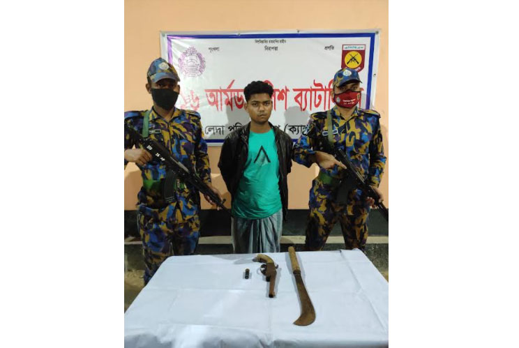 টেকনাফে অস্ত্র ও গুলিসহ রোহিঙ্গা আটক