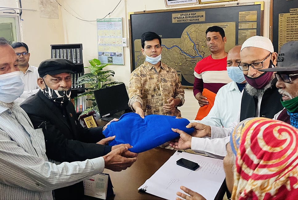 গুরুদাসপুরে অসহায়দের মাঝে শীতবস্ত্র বিতরণ