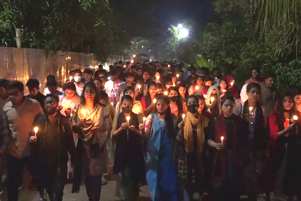 বশেমুরবিপ্রবি-তে মোমবাতি জ্বেলে আলোর মিছিল