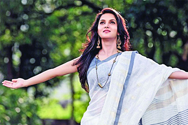 শুট ভুলে শুটিং সেটে মিথিলার নাচ