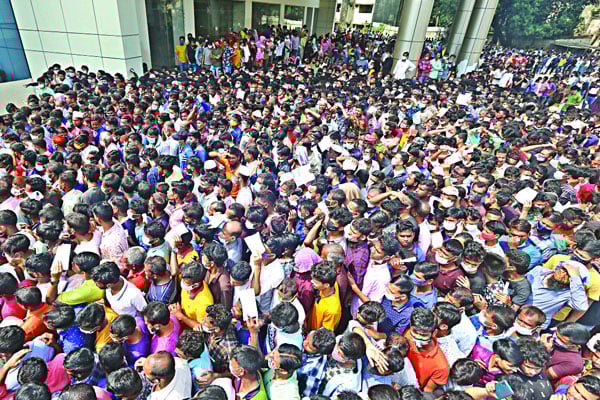 ভ্যাকসিন নিতে ঢল হুড়োহুড়ি, আহত ২৩