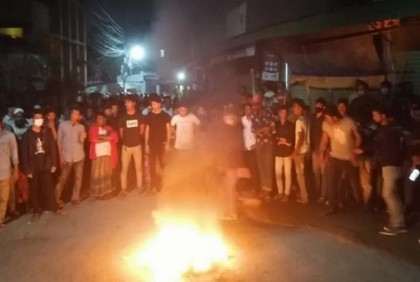 খুলনা বিশ্ববিদ্যালয়ের শিক্ষার্থীকে লাঞ্ছিত, প্রতিবাদে সড়ক অবরোধ