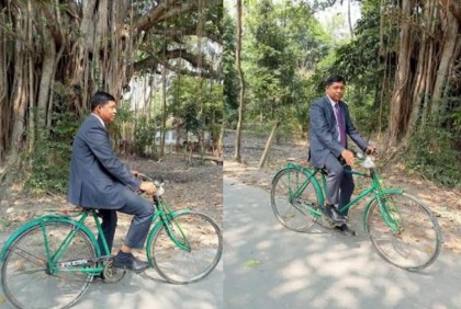 জনগণকে উদ্বুদ্ধ করতে সাইকেল চালালেন জেলা প্রশাসক