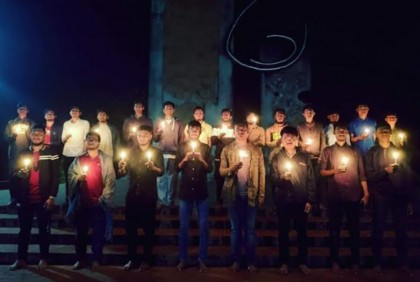 শিক্ষার্থী গণধর্ষণের প্রতিবাদে কুবিতে মোমবাতি প্রজ্জ্বলন