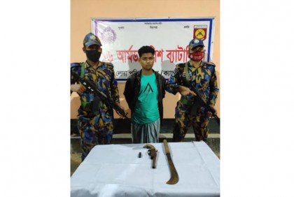 টেকনাফে অস্ত্র ও গুলিসহ রোহিঙ্গা আটক