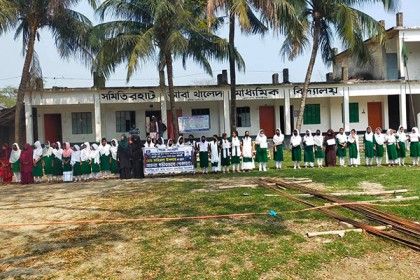 কালকিনিতে এসএসসি পরীক্ষার্থীকে হত্যার প্রতিবাদে মানববন্ধন