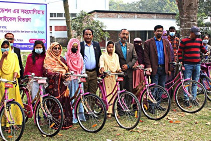 বিরলে বিনামূল্যে শিক্ষার্থীদের মাঝে বাইসাইকেল বিতরণ 