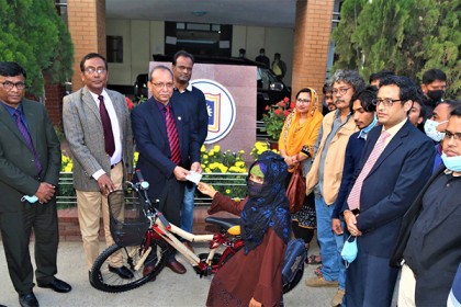 রাবির প্রতিবন্ধী শিক্ষার্থীকে সাইকেল কিনে দিলেন উপাচার্য