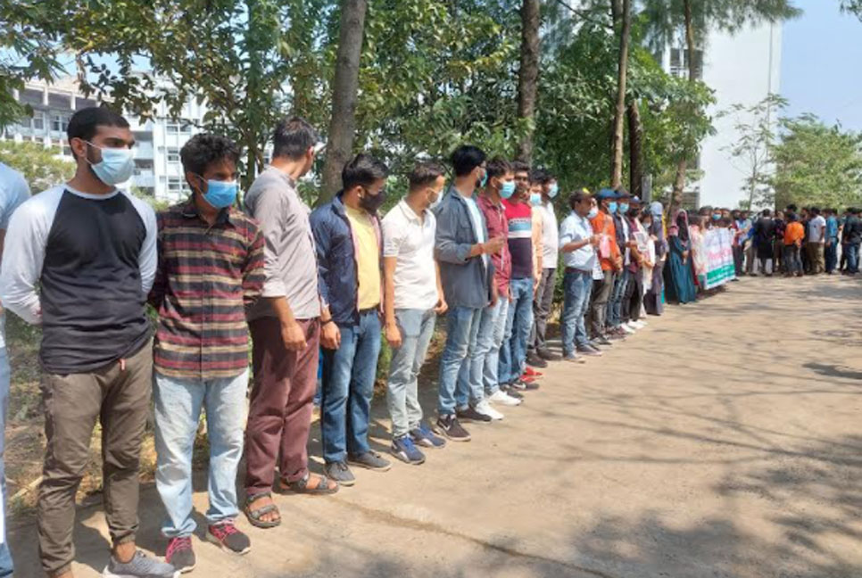 ব‌শেমুর‌বিপ্রবি‌তে অধ্যায়নরত বি‌দেশী শিক্ষার্থী‌দের মানববন্ধন