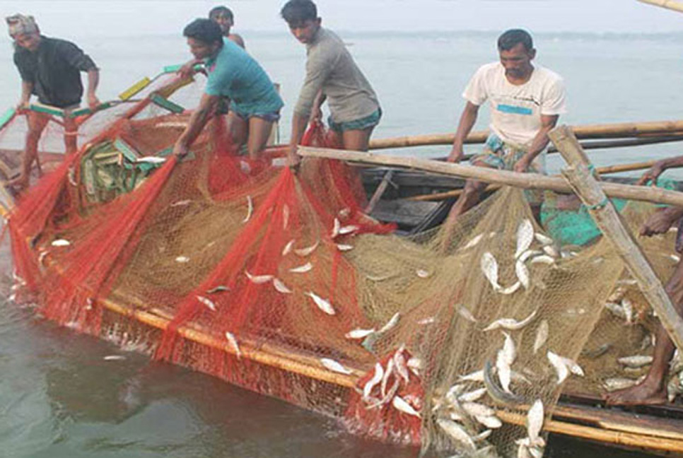 আজ মধ্যরাত থেকে দুই মাস মাছ ধরা নিষিদ্ধ ৫ অভয়াশ্রমে 

