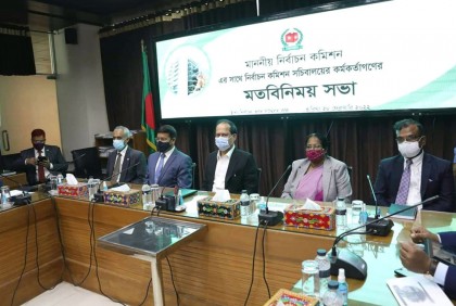 নতুন নির্বাচন কমিশনকে বরণ করে নিলেন ইসি কর্মকর্তারা