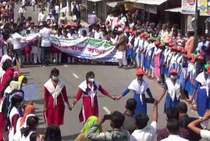 দলবদ্ধ ধর্ষণের প্রতিবাদ জানাতে শিক্ষক-শিক্ষার্থীদের সড়ক অবরোধ