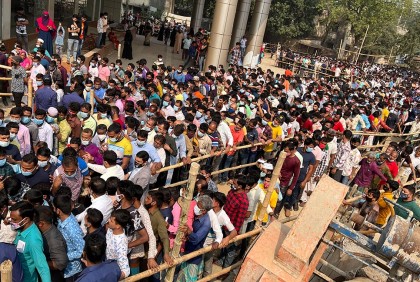 সাভারে টিকা কেন্দ্রে উপচে পড়া ভিড়