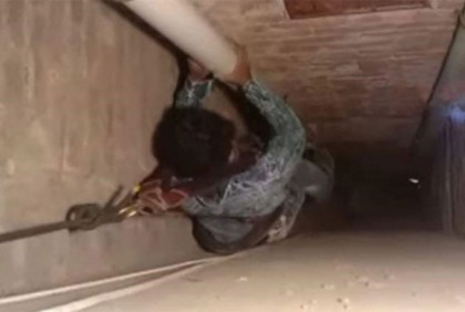 পাওনাদারদের ধাওয়া খেয়ে ৪০ ফুট গভীরে যুবক!