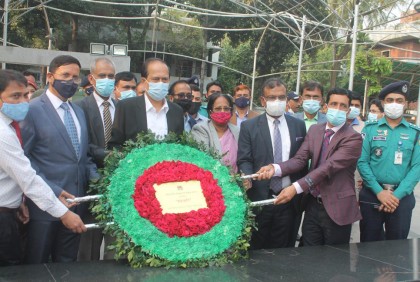 বঙ্গবন্ধুর প্রতিকৃতিতে সিইসিসহ কমিশনারদের শ্রদ্ধা

