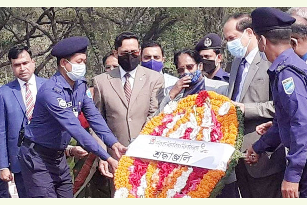 স্মৃতিসৌধে শ্রদ্ধা জানালেন সিইসিসহ চার নির্বাচন কমিশনার