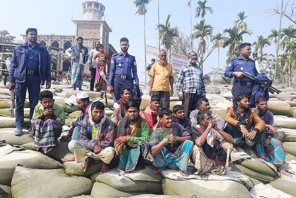 নিষেধাজ্ঞা অমান্য করে মাছ ধরায় ভোলায় ১৫ জেলে আটক