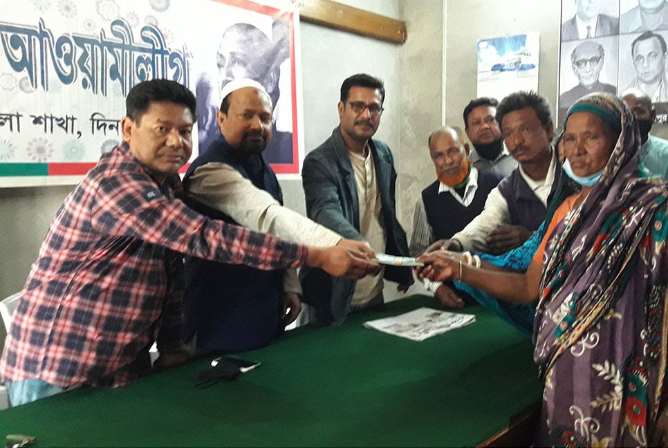 বীরগঞ্জে প্রয়াত আওয়ামী লীগ নেতার পরিবারকে অনুদান
