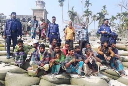 নিষেধাজ্ঞা অমান্য করে মাছ ধরায় ভোলায় ১৫ জেলে আটক