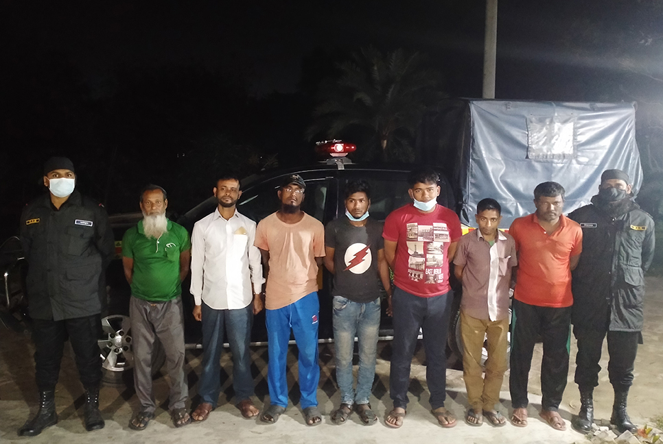 অটোরিকশাসহ চোরাকারবারী চক্রের ৭ সদস্য গ্রেফতার
