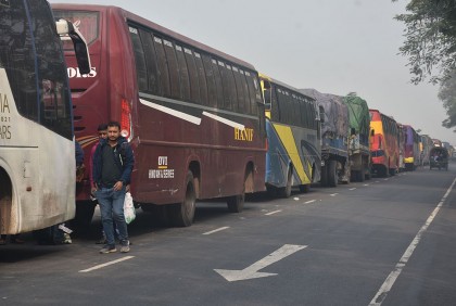 তীব্র যানজট; দৌলতদিয়াতে ভোগান্তি চরমে