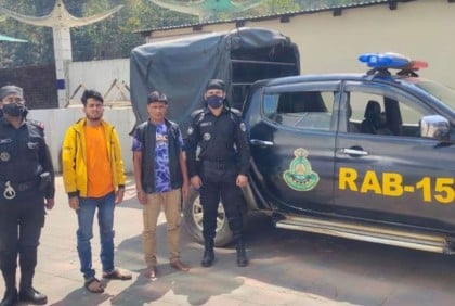 টেকনাফে ডাকাত গ্রুপের দুই সদস্য গ্রেফতার, অস্ত্র ও গোলাবারুদ উদ্ধার