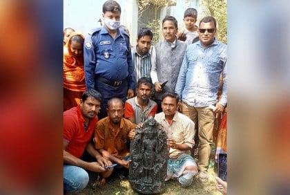 বগুড়ায় ৫৫ কেজির ‘কষ্টি’ পাথরের বিষ্ণুমূর্তি উদ্ধার