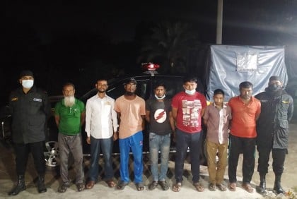 অটোরিকশাসহ চোরাকারবারী চক্রের ৭ সদস্য গ্রেফতার