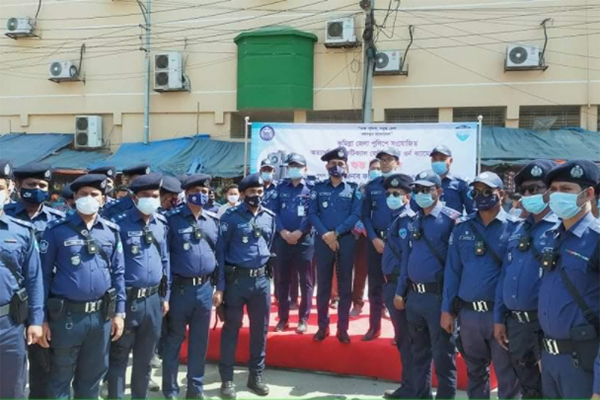 কুমিল্লায় সেবার মান বাড়াতে যুক্ত হল পুলিশের বডি ওর্ন ক্যামেরা-ট্যাকটিক্যাল বেল্ট 