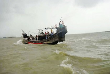 বঙ্গোপসাগরে একদিনে দুই ফিশিং বোটে ডাকাতি, এক জেলেকে অপহরণ

