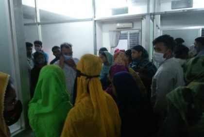 টঙ্গীতে বকেয়া বেতনের দাবিতে শ্রমিক বিক্ষোভ