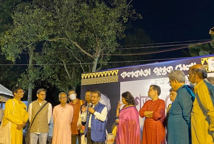 কলকাতা বইমেলায় ‘কবি শঙ্খ ঘোষ মঞ্চ’ উদ্বোধন করেছেন কামাল আবদুল নাসের চৌধুরী