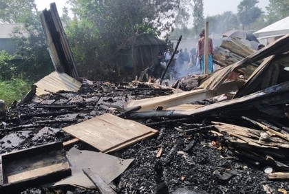 তাড়াশে আগুনে ৫ দোকান পুড়ে ছাই