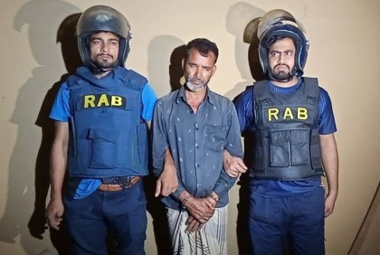 কক্সবাজারের পাহাড়ে অস্ত্র কারখানার সন্ধান, কারিগর গ্রেফতার
