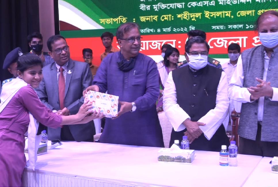 বরিশালে কুইজ প্রতিযোগিতার পুরস্কার বিতরণ