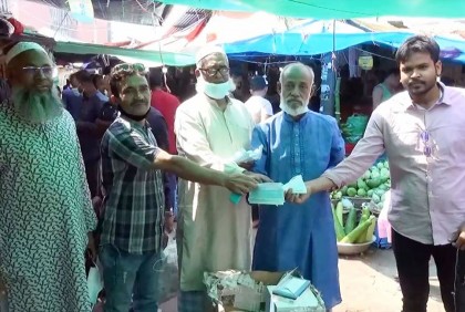 গোপালগঞ্জে সচেতনতা বৃদ্ধিতে মাস্ক ও হ্যান্ড স্যানিটাইজার বিতরণ
