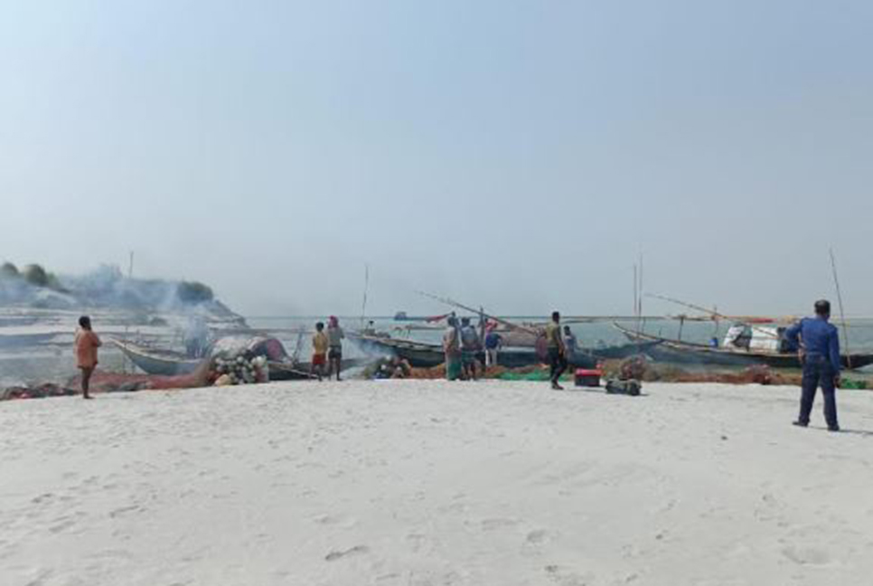 চরভদ্রাসনে অবৈধ জাল পুড়িয়ে ধ্বংস 